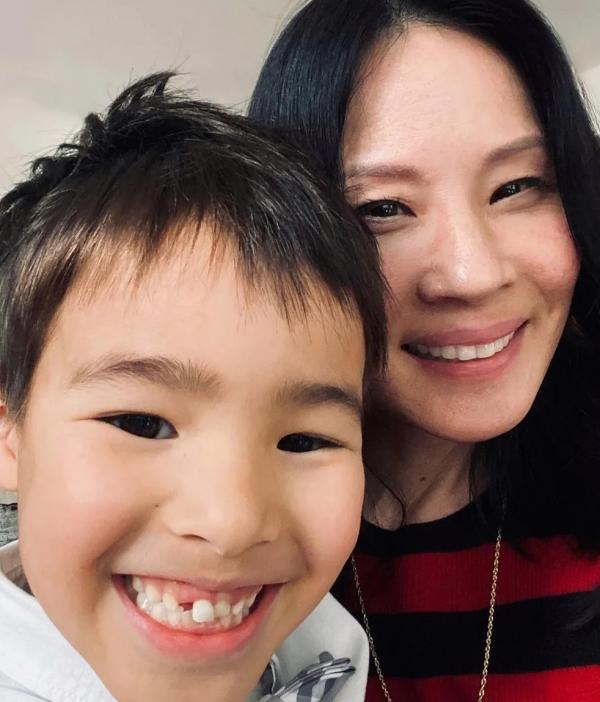 Lucy Liu com o filho Rockwell Lloyd Liu.(Imagem:Reprodução/Instagram)