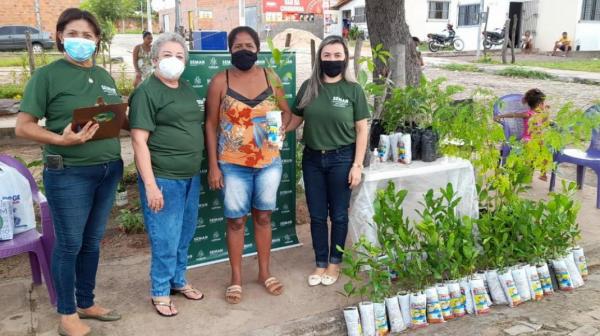 SEMAN doa mudas de árvores a famílias que moram no residencial Alto da Cruz(Imagem:Secom)