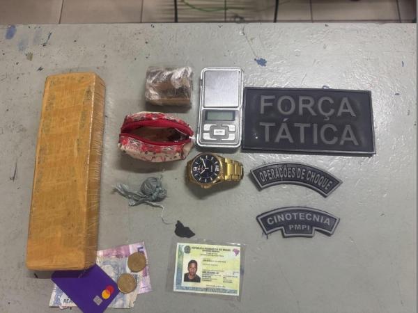 Força Tática prende dois homens por tráfico de drogas no bairro Taboca, em Floriano.(Imagem:Divulgação/PM)
