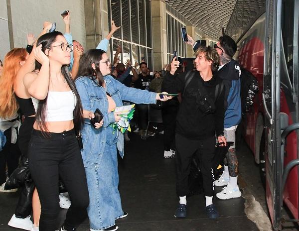 Fãs aguardam equipe de Justin Bieber perto de ônibus.(Imagem:Fabricio Pioyani /Agnews)