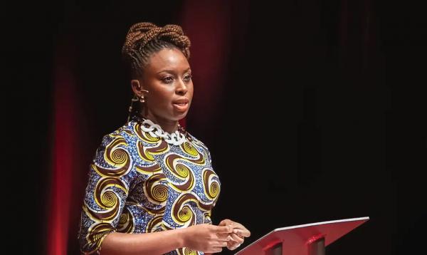 A escritora Chimamanda Ngozi Adichie.(Imagem:Osita Nwegbu/Divulgação)