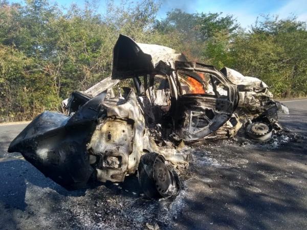 pessoas morreram carbonizadas após colisão frontal entre um caminhão e um carro(Imagem:Reprodução)