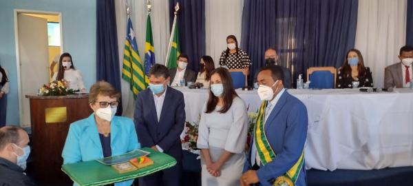 Dra. Marina Bucar recebe honraria.(Imagem:FlorianoNews)