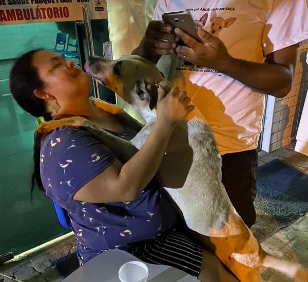 Cachorro consola mulher que perdeu mãe vítima da Covid-19, em Teresina.(Imagem:Arquivo Pessoal/Rhavenna Veloso)