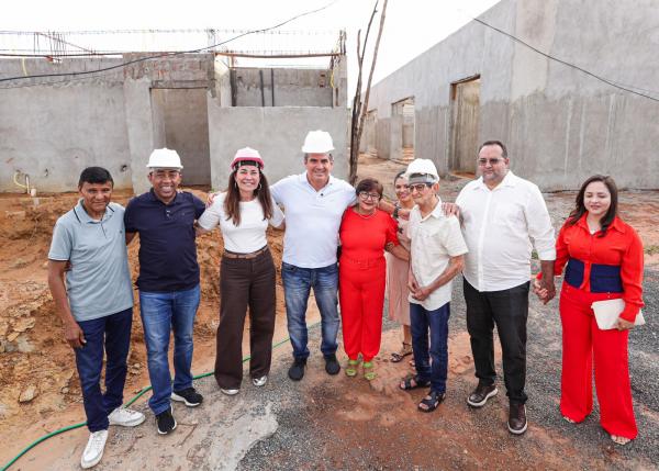 Ciro visita obras de escola em Barro Duro, que conta com investimentos de R$ 11 milh&otilde;es.(Imagem:Ascom)