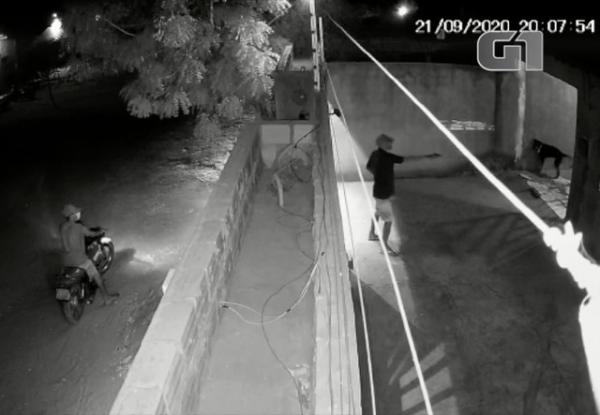 Bandido invade casa e aponta arma para vítimas.(Imagem:Reprodução)