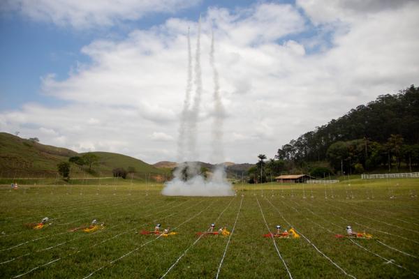 Testes de lançamento realizados em campo aberto.(Imagem:Clara Sampaio)