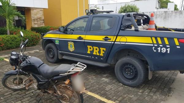 Idoso é preso suspeito de receptação ao ser abordado pela PRF com moto roubada no Piauí(Imagem:Divulgação/PRF)