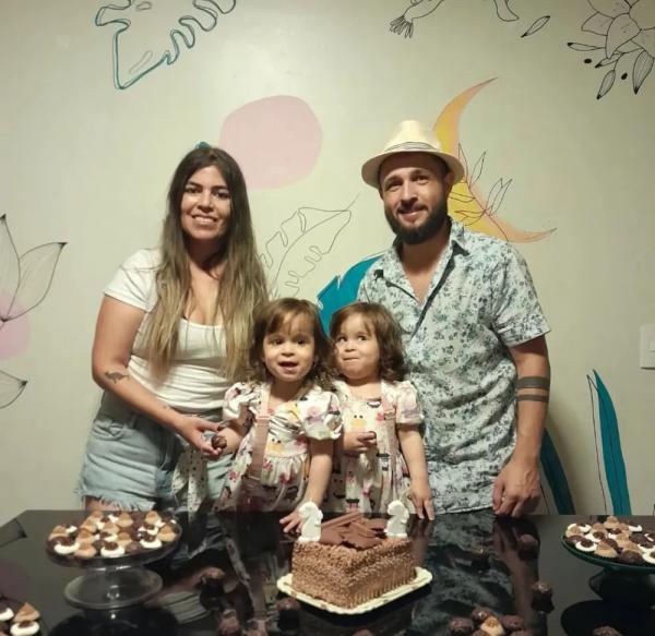 Bruna Surfistinha com o ex-marido e as filhas gêmeas.(Imagem: Instagram)