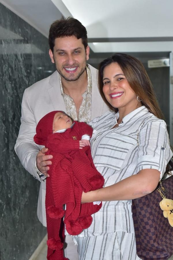 Kamila Salgado e Eliéser Ambrosio com Bento.(Imagem:Leo Franco/AgNews)