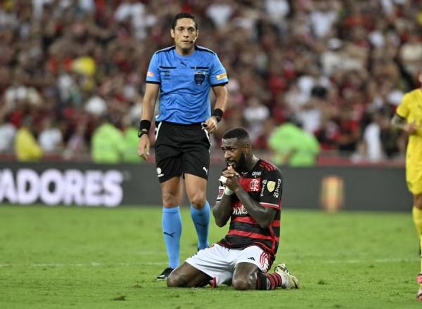 Gerson lamenta diante de Jesús Valenzuela em Flamengo x Peñarol.(Imagem:André Durão)