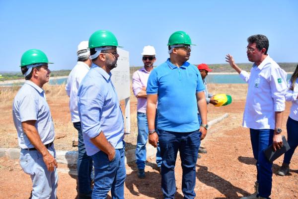 Vereadores de Floriano acompanham visita a obra do Esgotamento Sanitário no município(Imagem:CMF)