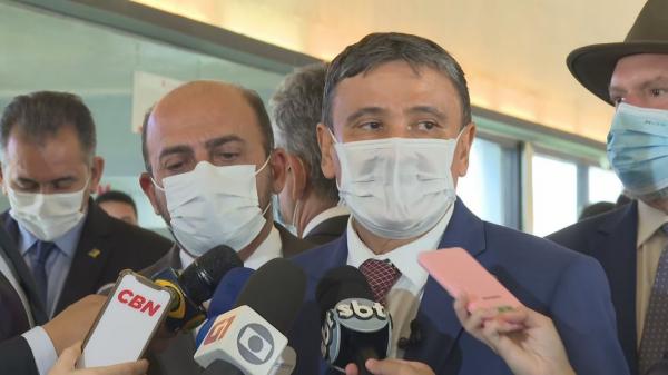 Governador do Piauí, Wellington Dias (PT), após visita aos laboratórios da União Química, em Brasília.(Imagem:TV Globo/Reprodução)