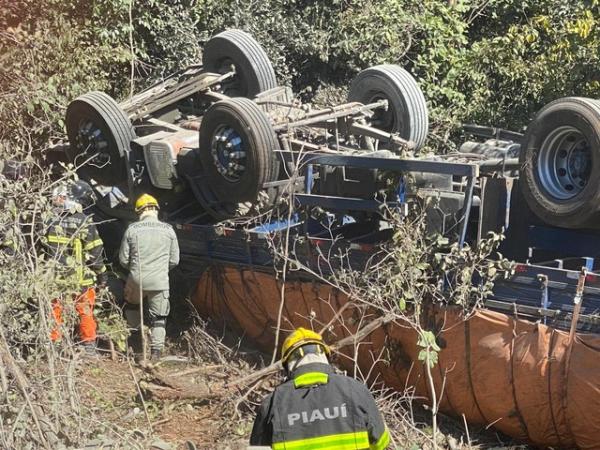 Motorista morre após acidente envolvendo dois caminhões no Piauí.(Imagem:Neyara Pinheiro TV Clube)