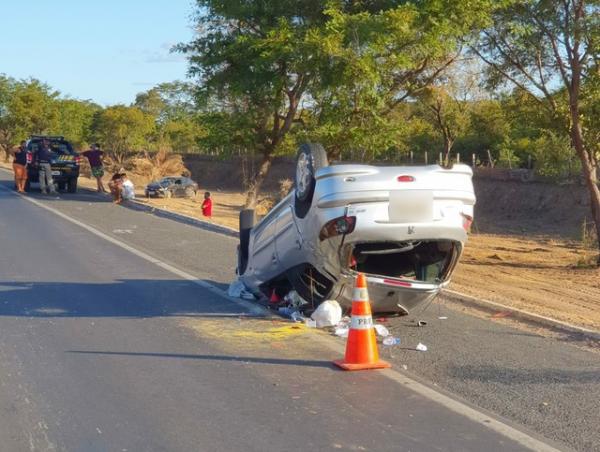 Carro capota e outro sai da rodovia após tentativa de ultrapassagem na BR-316, em Teresina.(Imagem:Divulgação PRF)