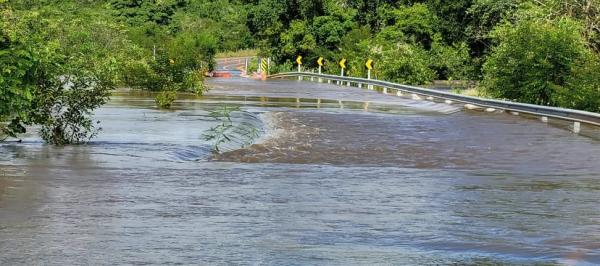 Chuvas deixaram a BR-222 coberta pela água, entre as cidades de Piripiri e Batalha, no Piauí.(Imagem:Polícia Rodoviária Federal)