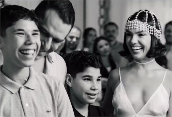 Isis Valverde e Marcus Buaiz com os filhos.(Imagem:Reprodução/Instagram)
