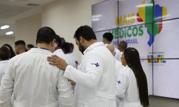 Novos médicos do Programa Mais Médicos durante visita no Super Centro Carioca de Saúde, em Benfica.(Imagem:Fernando Frazão/Agência Brasil)