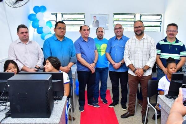 Prefeito entrega reestruturação de laboratório de informática em escola da zona rural.(Imagem:Secom)