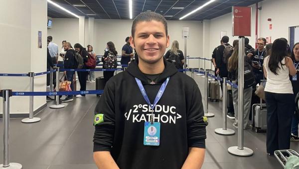 O estudante Aurélio embarca para Recife com entusiasmo para participar de curso de prototipagem e solicitar o visto americano.(Imagem:Ascom Seduc)