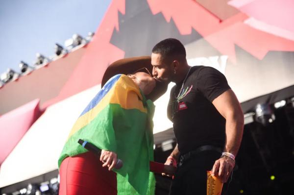 Bil e Maraisa se beijam no palco de festival.(Imagem:Leo Franco / AgNews)