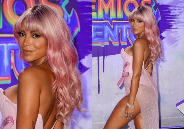 Anitta aposta em look transparente fendado e peruca rosa para premiação(Imagem:Reprodução)