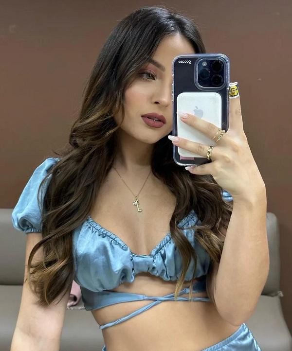 Larissa Manoela chamou atenção dos fãs ao posar para selfie com detalhe inusitado.(Imagem:Reprodução/Instagram)