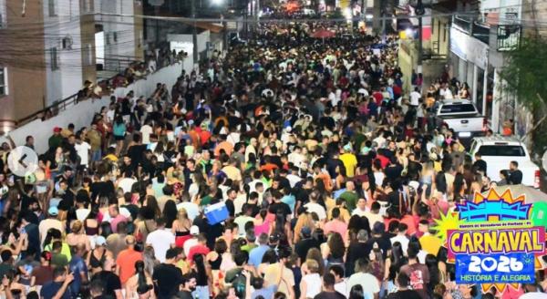 Poder Legislativo marca presença em arrastão com Durval Lelys e reforça apoio ao Carnaval de Floriano(Imagem:Reprodução/Instagram)