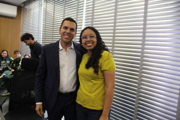 Lanna Bastos com o secret&aacute;rio Rodrigo Torres. Foto:(Imagem: Ascom Seduc)