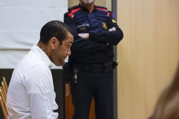 Daniel Alves no julgamento do caso em que é acusado de estupro em Barcelona.(Imagem:EFE/ Alberto Estévez)