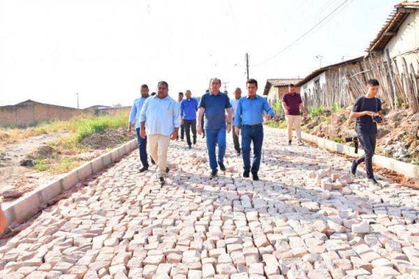 Prefeito Antônio Reis visita obras de calçamento do projeto PlanMob.(Imagem:Secom)