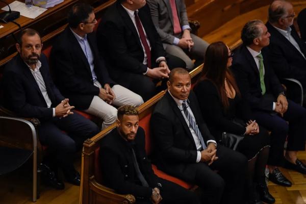 Neymar e seu pai sentados no banco dos réus em Barcelona.(Imagem:Josep Lago/AFP)