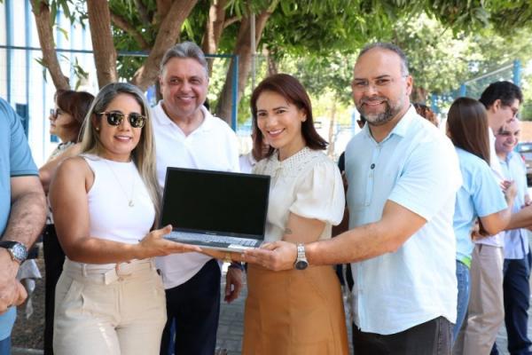 Prefeitura de Floriano entrega van e notebooks para fortalecer programas sociais(Imagem:Secom)