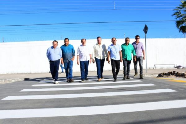 Prefeitura de Floriano implanta faixa elevada na Avenida Santos Dumont.(Imagem:Secom)