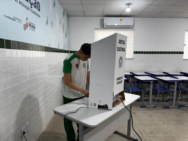 No clima de eleição, jovens vivem campanha, debates e votação oficial, descobrindo na prática como a política funciona(Imagem:Maria Luiza Barreto)