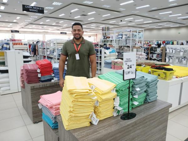 Jhoney, chefe do setor de cal&ccedil;ados do Armaz&eacute;m Para&iacute;ba.(Imagem:FlorianoNews)