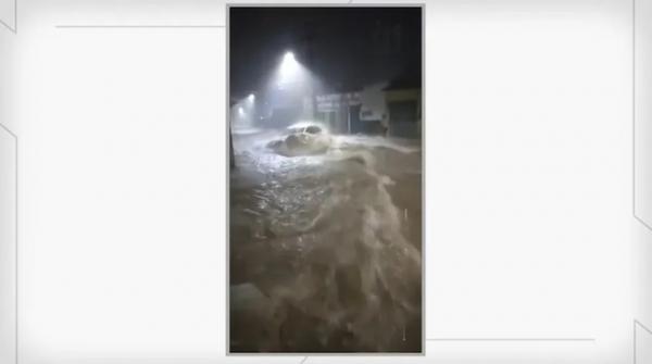 Carro arrastado por água da chuva em Teresina.(Imagem:Reprodução)