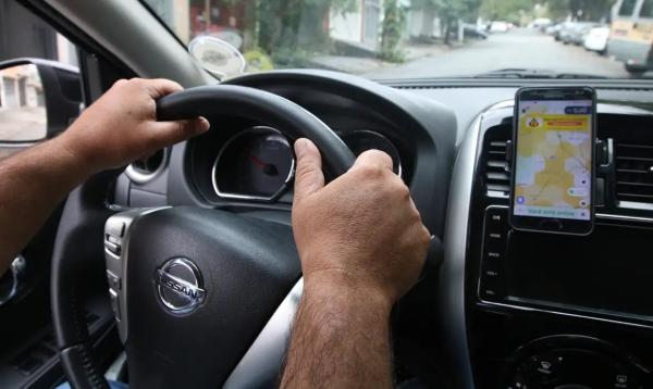 O motorista de aplicativo Jonas Ferreira fala sobre os prós e contras do trabalho autônomo.(Imagem:Rovena Rosa/Agência Brasil)
