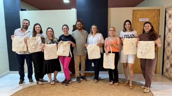 Criatividade e t&eacute;cnica marcam oficina de bordado livre na Casa do Artes&atilde;o Design Mestre Albertino(Imagem:Ascom Sudarpi)