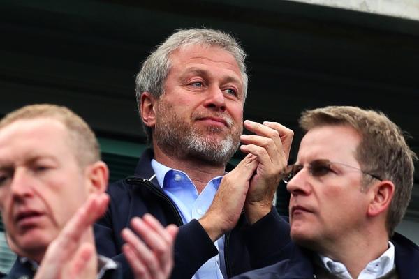 Temendo que as punições contra suas empresas prejudiquem o Chelsea, Abramovich inicialmente decidiu se afastar do comando do clube. Dias depois, anunciou que venderia o Chelsea par(Imagem:Reprodução)