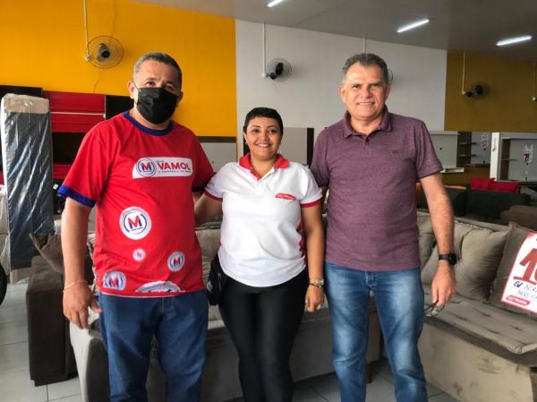 Genilson (gerente da Loja Vamol em Floriano), Mediane (vendedora) e Valderi (proprietário das Lojas Vamol).(Imagem:FlorianoNews)