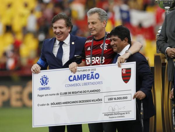 Ladim, presidente do Flamengo, recebe premiação pelo título da Libertadores.(Imagem:REUTERS/Santiago Arcos)