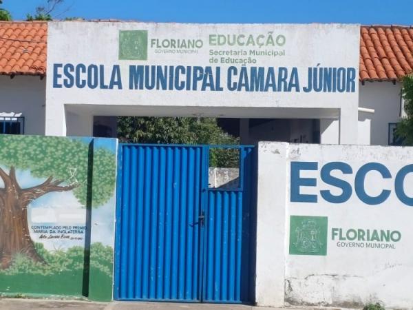 Educação e Infraestrutura retomam roço e capina nas escolas do município(Imagem:SECOM)