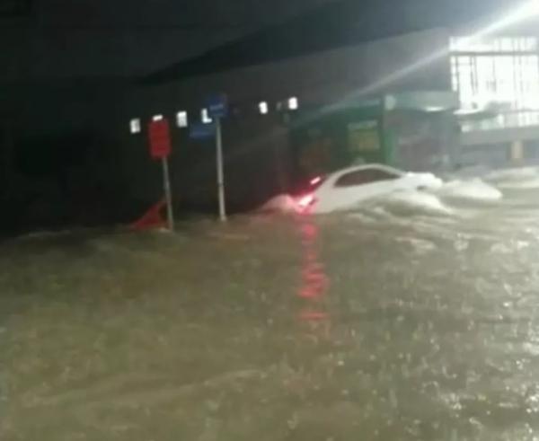 Carro é arrastado pela água da chuva em Teresina e motorista desaparece.(Imagem:Reprodução/Redes sociais)
