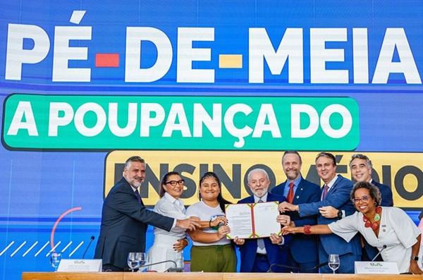 O presidente Lula assinou o decreto que regulamenta o programa Pé-de-Meia.(Imagem:Ricardo Stuckert / PR)