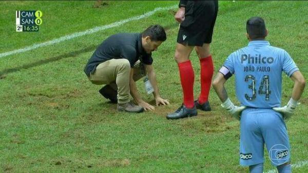 Atlético-MG x Santos é paralisado para conserto no gramado.(Imagem:Reprodução)