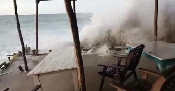 Fortes ondas invadem barracas de praia no Litoral do Piauí; especialista explica fenômeno.(Imagem:Reprodução)