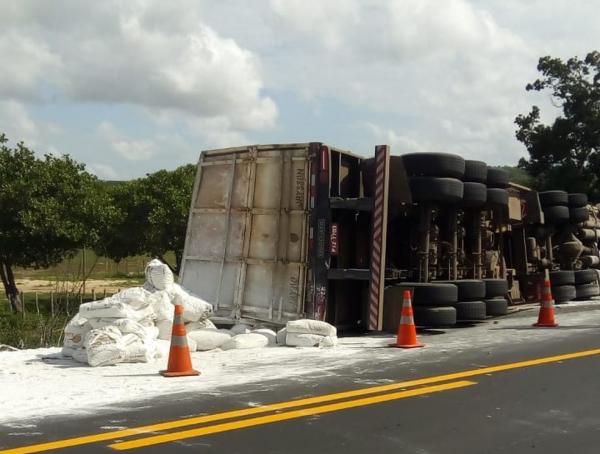 Caminhão tomba após desviar de carro na BR-343 e motorista fica ferido(Imagem:Divulgação/Corpo de Bombeiros)