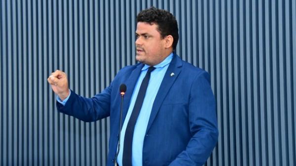 Jo&atilde;o Neto aproveitou para elogiar as a&ccedil;&otilde;es do OPA Estadual e do Programa Casa Legal.(Imagem:CMF)