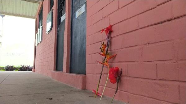 Flores posicionadas no local onde Janaína foi socorrida.(Imagem:Andrê Nascimento)